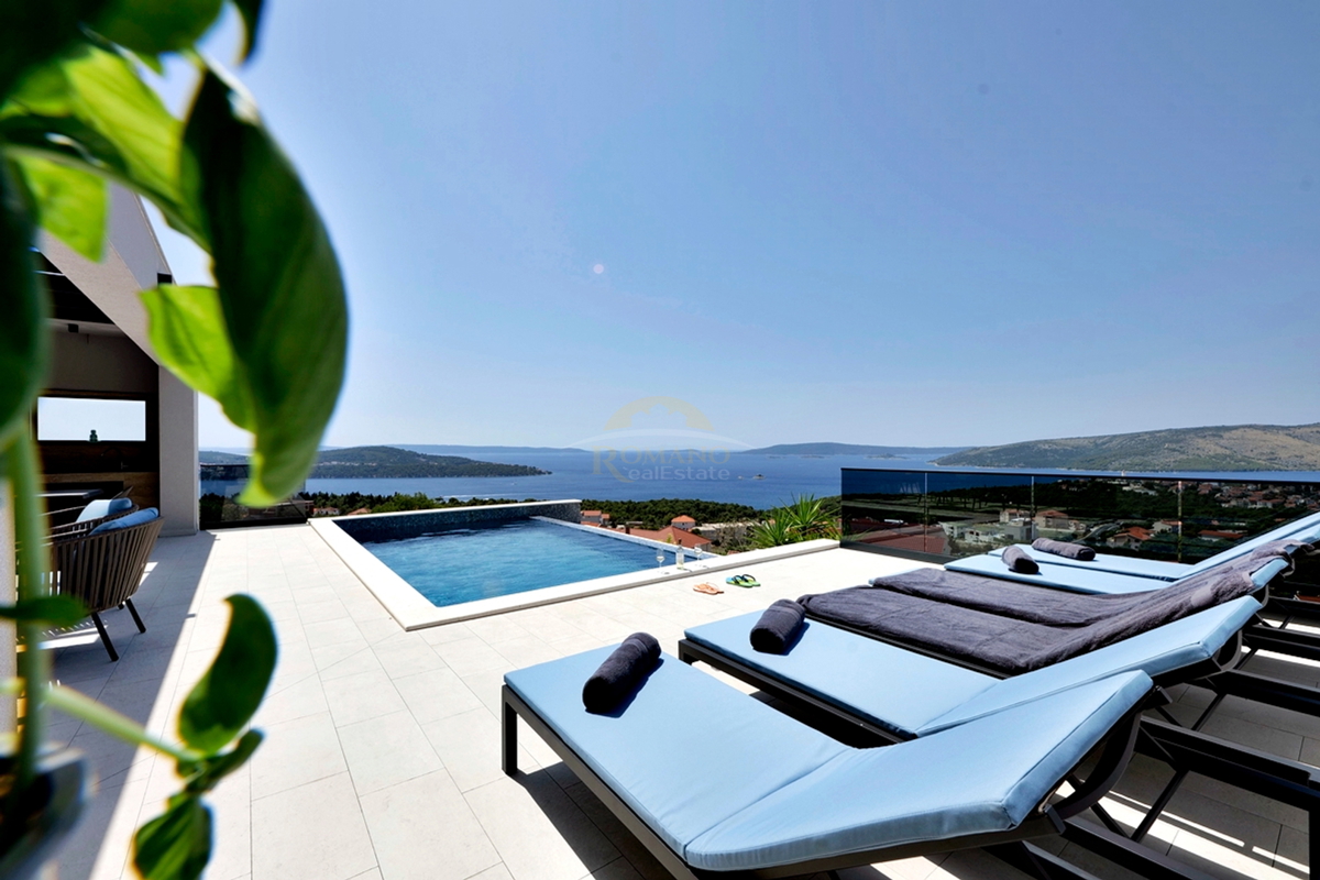 Villa esclusiva a Seget Gornji in un ambiente tranquillo e silenzioso con una splendida vista panoramica